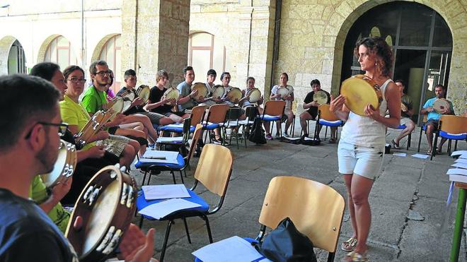 La Escuela de Folclore se afianza y eleva el nivel de los participantes